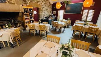 Petit déjeuner, déjeuner et dîner servis sur place, vue sur le jardin