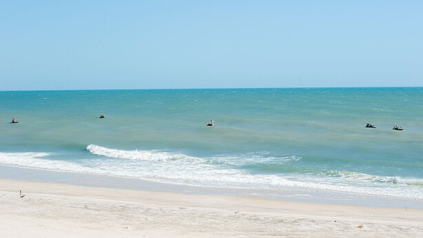 A beach with clear skies and calm waters. - Casa com Piscina no Iguape 50m do Mar (Aquiraz)