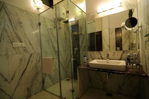 Regadera, regadera tipo lluvia, amenidades de baño gratuitas, toallas