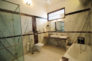 Shower, rainfall showerhead, free toiletries, towels