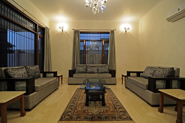 Lobby sitting area - Geetanjali Luxury Suites (Jaipur)