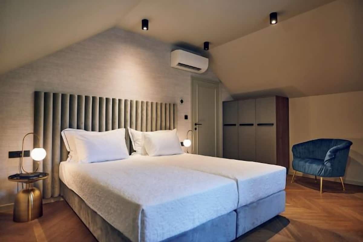 2 bedrooms, in-room safe, desk, laptop workspace
