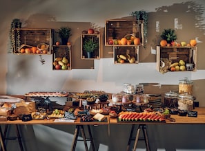 Petit déjeuner continental (15 EUR par personne)