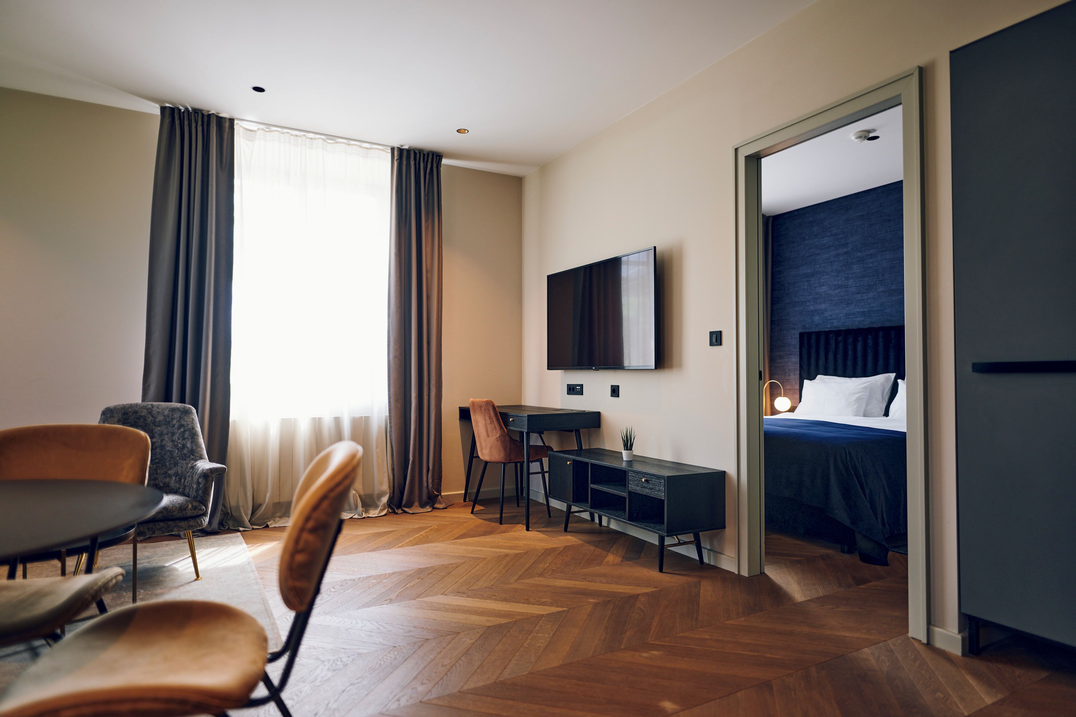 Superior Apartment, 2 Bedrooms | 客房内保险箱、办公桌、笔记本电脑工作区、遮光窗帘