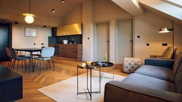 Penthouse, 3 Bedrooms | Woonruimte | Een flatscreentelevisie