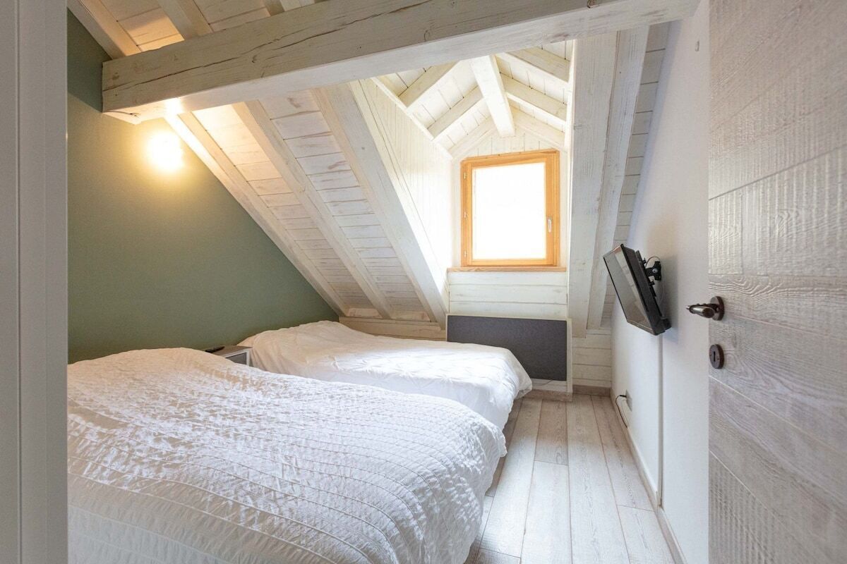3 bedrooms, travel cot, WiFi, bed sheets