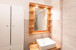 Serviettes fournies, savon, papier toilette