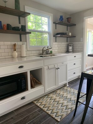 Réfrigérateur, micro-ondes, four, cafetière/bouilloire