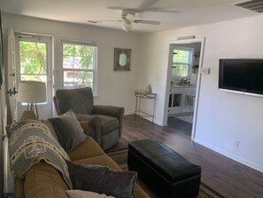 Télévision, livres, espaces bureaux