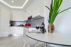 Kühlschrank, Mikrowelle, Ofen, Geschirrspüler