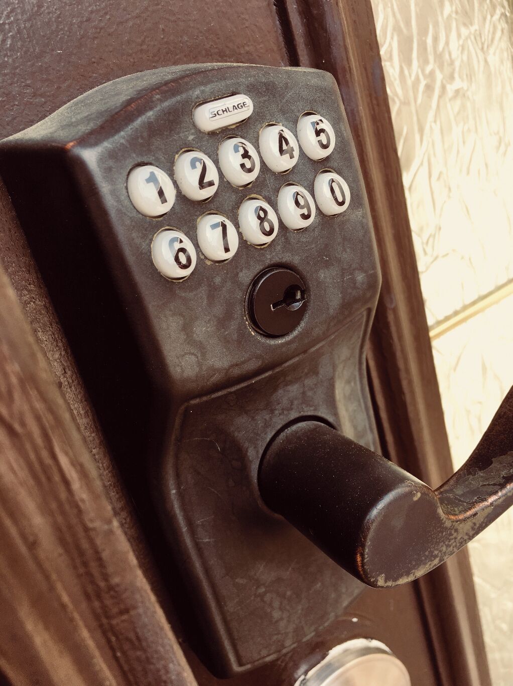 Une serrure de porte dotée d’un clavier numérique et d’un trou de serrure.