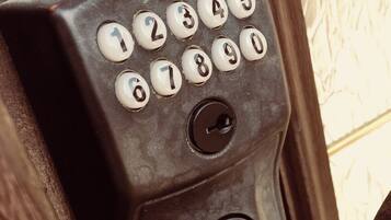 Une serrure de porte dotée d’un clavier numérique et d’un trou de serrure.
