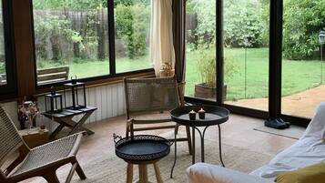 Takka, pöytÀtennispöytÀ, kirjoja