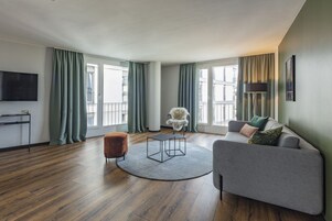 家庭公寓 (BlackF XL) | 起居区 | 43-英寸智能电视（配备卫星频道）