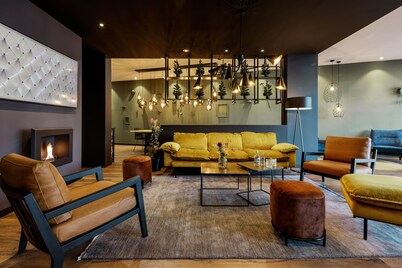 Black F House - Serviced Apartments