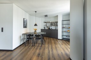 Family Apartment (BlackF XL) | Private kitchen | Full-sized fridge, microwave, stovetop, espresso maker - Black F House - Serviced Apartments (Freiburg im Breisgau)