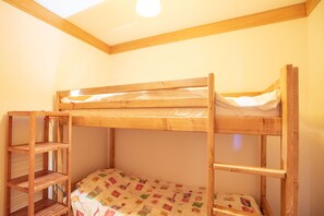 3 bedrooms, travel cot, free WiFi, bed sheets - Apt Daniela - on-piste, 3 bedroom apartment for up to 6 people (Montgenèvre)