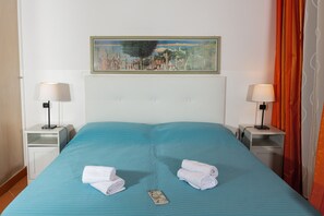 3 habitaciones, escritorio, tabla de planchar con plancha y wifi gratis