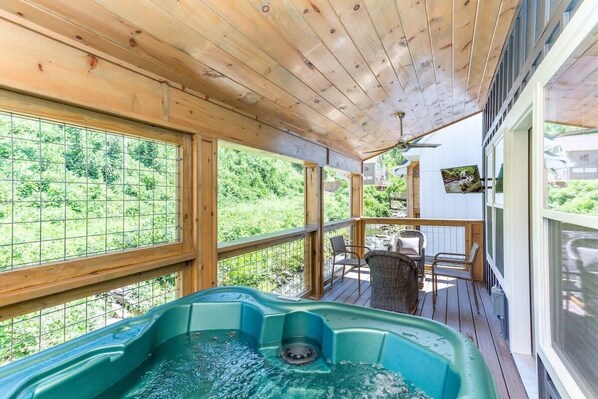Outdoor spa tub