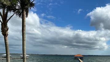 Rannalla, aurinkotuoleja, rantapyyhkeitä