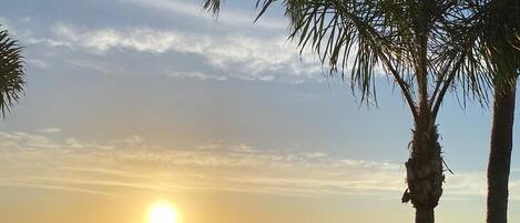 En la playa, sillas reclinables de playa, toallas de playa