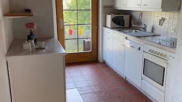 Condo phong cách cổ điển | Bếp riêng
