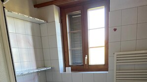 Suihku, sadesuihkupää, hiustenkuivaaja, pyyhkeet