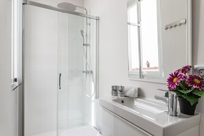 Een douche, een haardroger, handdoeken