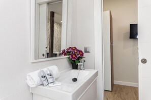 Een douche, een haardroger, handdoeken