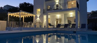 A stunning villa in Riviera del Sol just a 7 minute stroll to the beach & bars