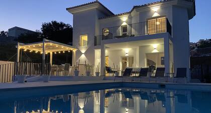 A stunning villa in Riviera del Sol just a 7 minute stroll to the beach & bars