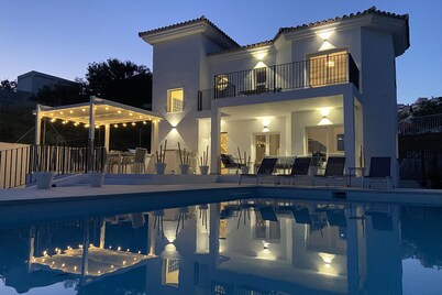 A stunning villa in Riviera del Sol just a 7 minute stroll to the beach & bars