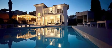 Piscina externa, espreguiçadeiras
