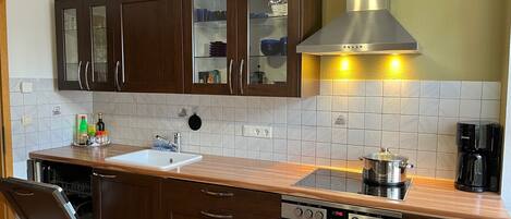 Een koelkast, een magnetron, een oven, een kookplaat