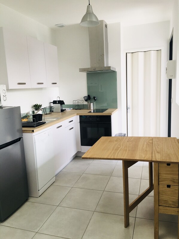 Fridge, microwave, oven, stovetop - Appartement à Anglet - Proche Plages - Terrasse (ANGLET)