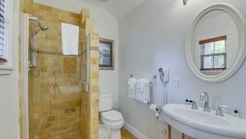 Ducha, secador de pelo, toallas y champú