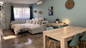 Ein modernes Schlafzimmer mit Bett, Nachttisch und Schreibtisch mit Stuhl.