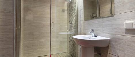 Badekar, hårføner og håndklær