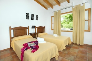 3 chambres, fer et planche Ă repasser, draps fournis