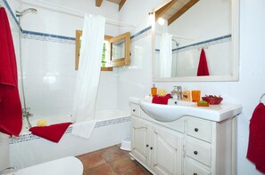 Een bad, een haardroger, handdoeken