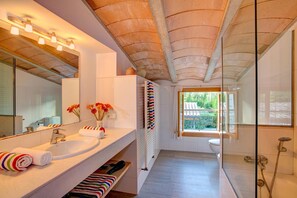 Baignoire, serviettes fournies
