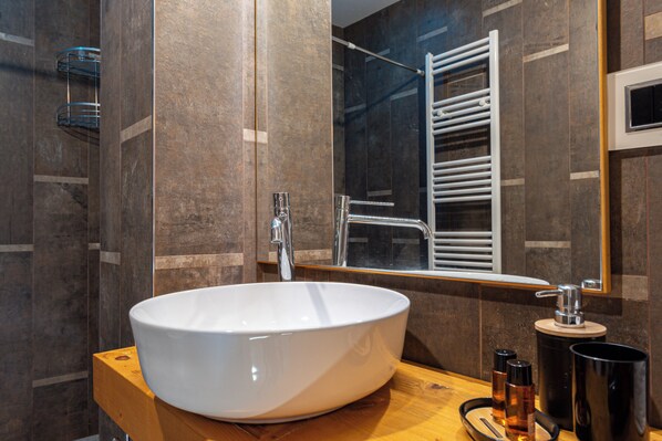 Een douche, een haardroger, een bidet, handdoeken