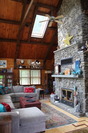 تلفزيون بشاشة مسطحة، مدفأة، ألعاب فيديو، برامج وأفلام نتفليكس