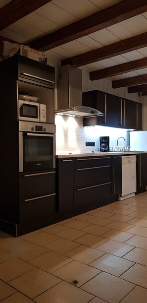 Private kitchen | Fridge, microwave, oven, stovetop