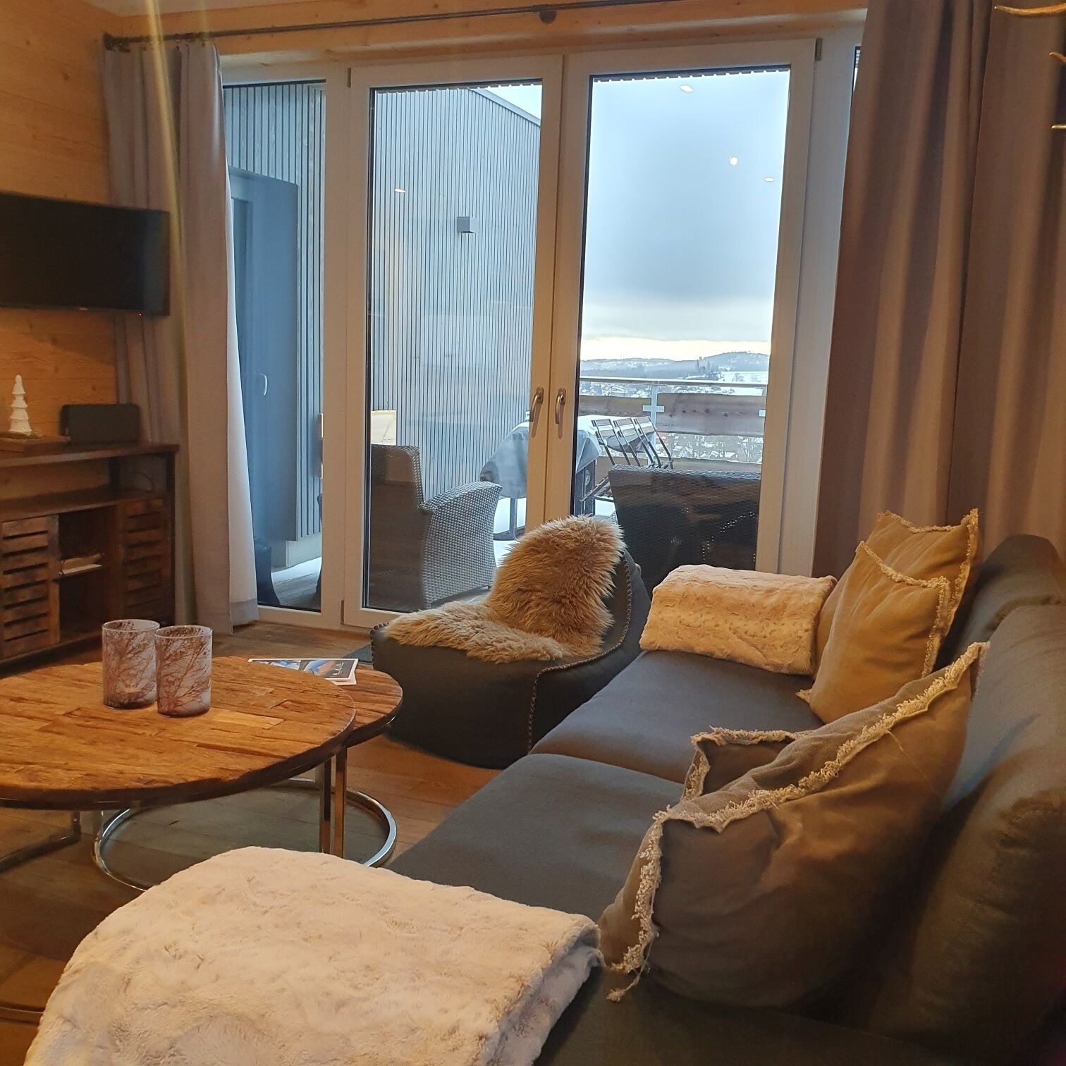 En moderne stue med sofa, sofabord og pejs.