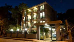Un hôtel à plusieurs étages au design moderne, doté de balcons et de grandes fenêtres.