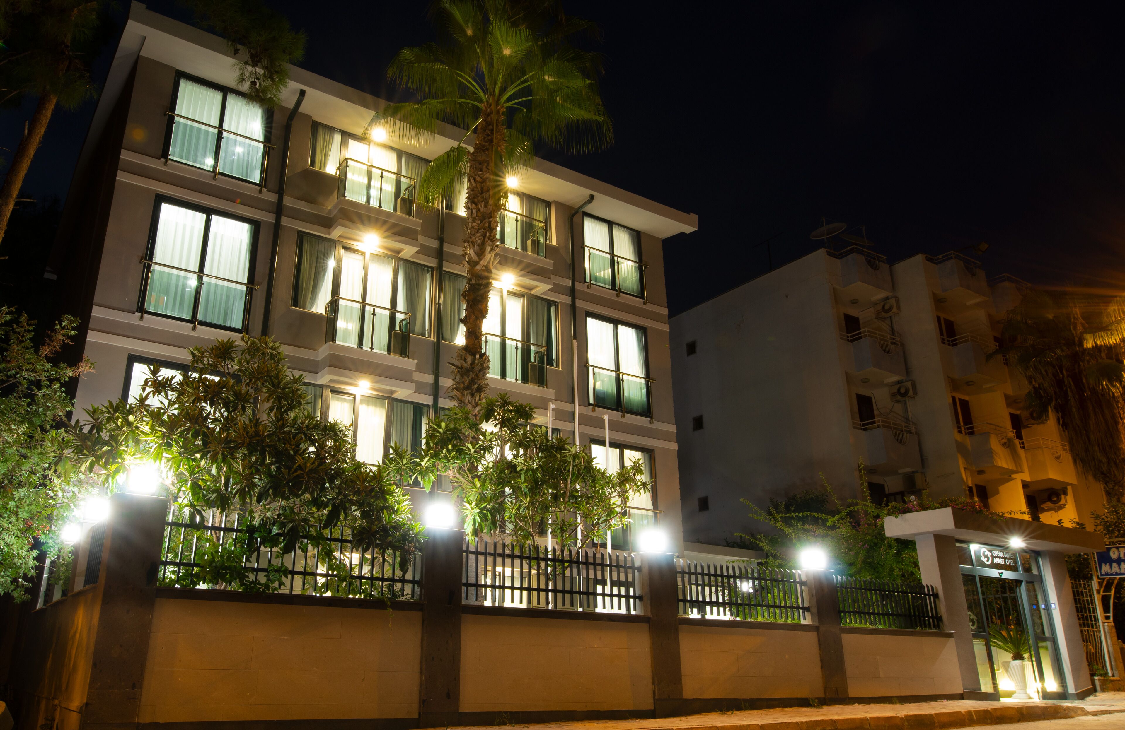 施設の正面 (日没後)