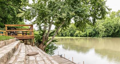 RiversEdge Pet Friendly Zen River Retreat...