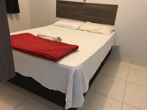 Habitación superior, 1 cama matrimonial | Escritorio, espacio para trabajar con laptop y cortinas blackout 