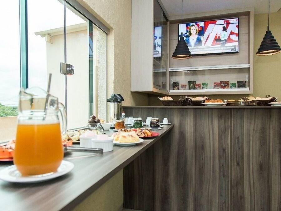 Café da manhã completo grátis todos os dias